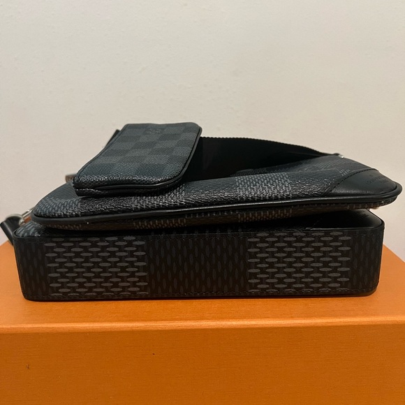 LV TRIO MESSENGER MENS. Good as Brand new. Comes with receipt and box. - Picture 2 of 7